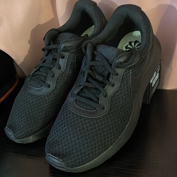 Nike Tanjun Triple Black Sneakers DJ6257-002 Women 9.5 very clean smoke free ENV - Picture 2 of 5